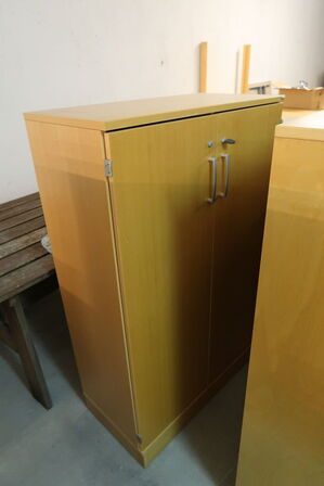 Arkivskab, skabe KINNARPS, reoler, skrivebord m.m.