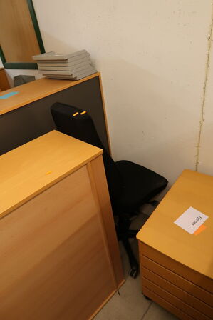 2 stk. reoler, bord, 2 stk. skuffemoduler, skab KINNARPS, kontorstol, 2 stk. barborde m.m.