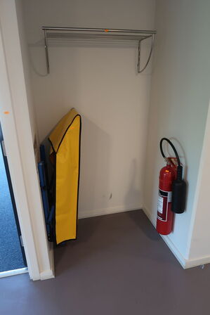 Evacchair, ildslukker samt hattehylde m.m.