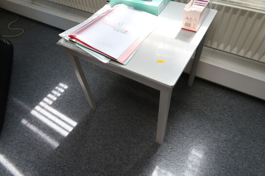 Reol, whiteboard, plakat, billeder, træningsbold, stol