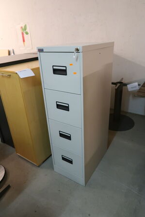 Arkivskab, skabe KINNARPS, reoler, skrivebord m.m.