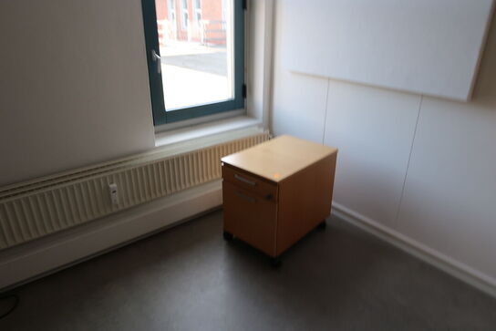 El. hæve/sænke skrivebord KINNARPS, skuffemodul, skab, stumtjener m.m.