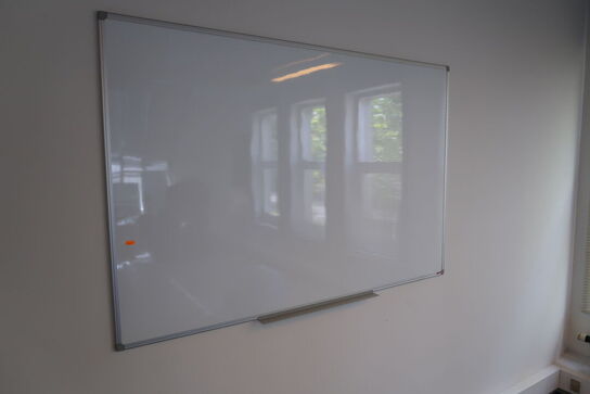 Reol, whiteboard, plakat, billeder, træningsbold, stol