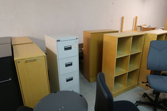Arkivskab, skabe KINNARPS, reoler, skrivebord m.m.