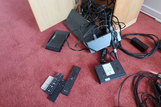 Konferencekamera POLYCOM EagleEye MPTZ-B, switch EXTRON SW2 HD 4K m.m. (se billeder)