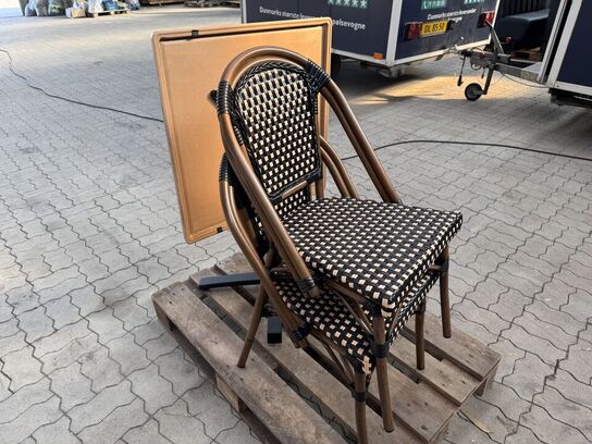 Udendørs cafébord med sort flip understel inkl. 2 fletstole
