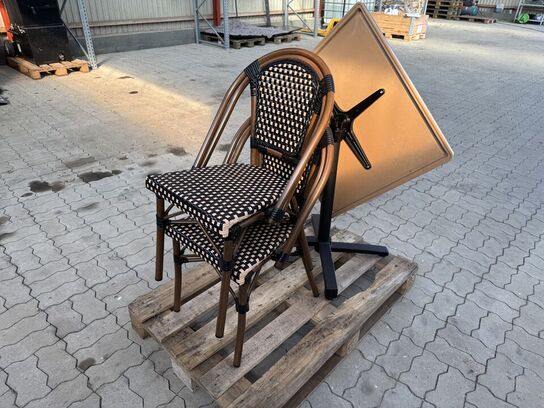Udendørs cafébord med sort flip understel inkl. 2 fletstole