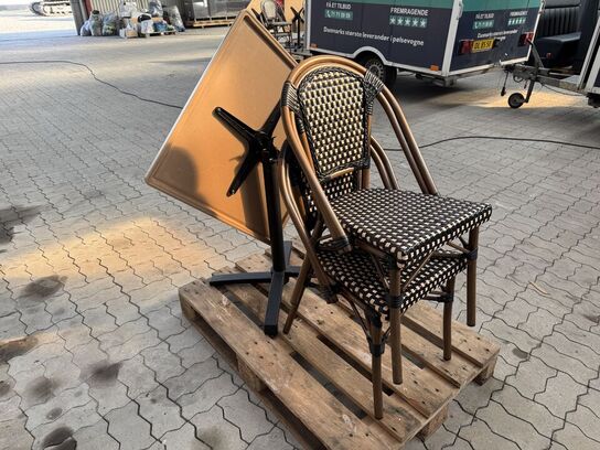 Udendørs cafébord med sort flip understel inkl. 2 fletstole