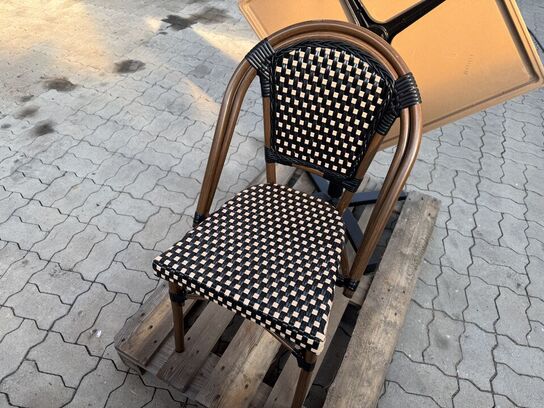 Udendørs cafébord med sort flip understel inkl. 2 fletstole