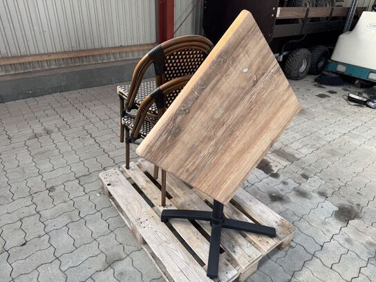 Udendørs cafébord med sort flip understel inkl. 2 fletstole