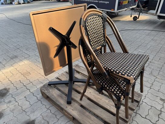 Udendørs cafébord med sort flip understel inkl. 2 fletstole