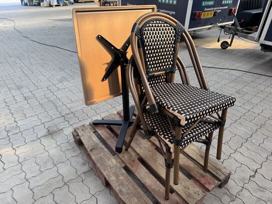 Udendørs cafébord med sort flip understel inkl. 2 fletstole