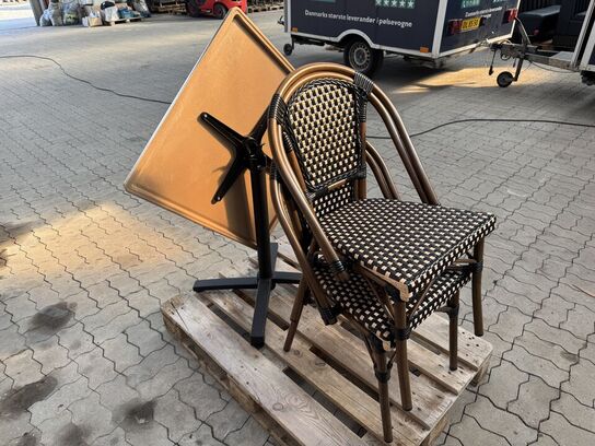 Udendørs cafébord med sort flip understel inkl. 2 fletstole