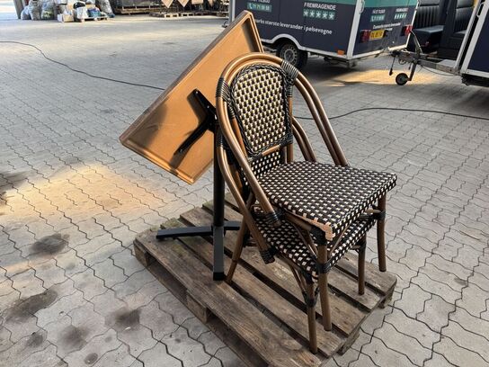 Udendørs cafébord med sort flip understel inkl. 2 fletstole