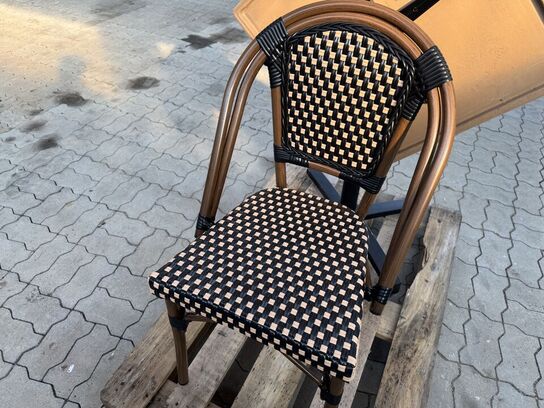 Udendørs cafébord med sort flip understel inkl. 2 fletstole
