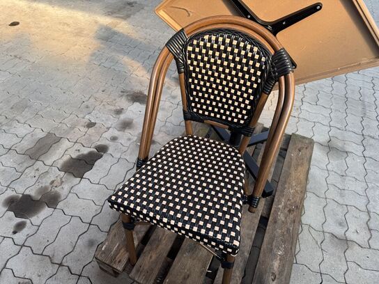 Udendørs cafébord med sort flip understel inkl. 2 fletstole