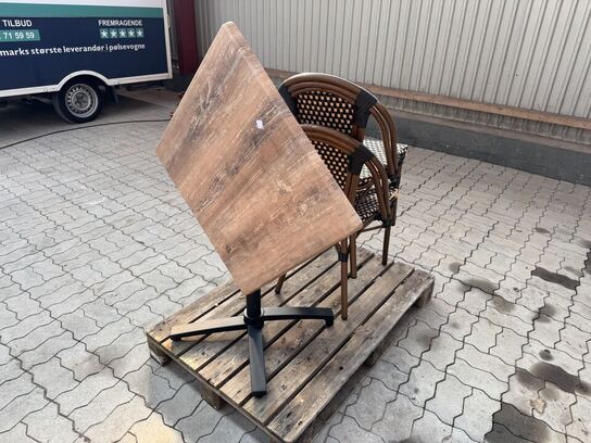 Udendørs cafébord med sort flip understel inkl. 2 fletstole