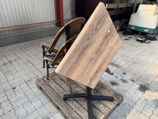 Udendørs cafébord med sort flip understel inkl. 2 fletstole
