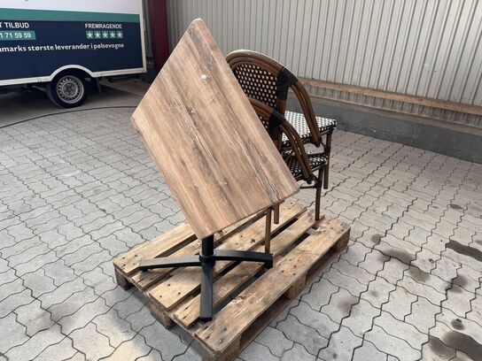 Udendørs cafébord med sort flip understel inkl. 2 fletstole