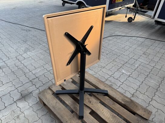 Udendørs cafébord med sort flip understel