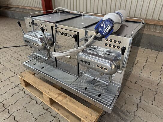 Kaffemaskien NESPRESSO Aguila 420 Pro