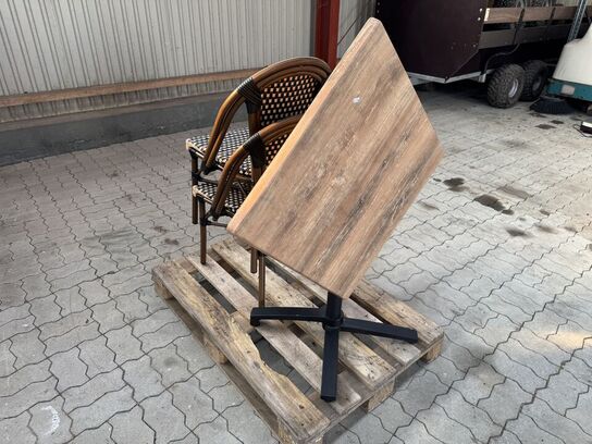 Udendørs cafébord med sort flip understel inkl. 2 fletstole