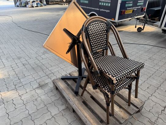 Udendørs cafébord med sort flip understel inkl. 2 fletstole