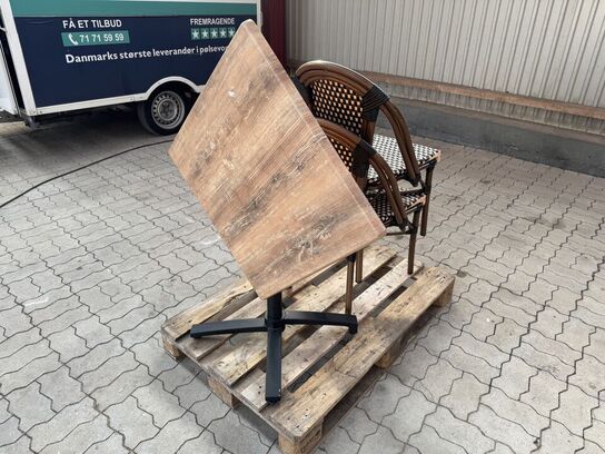 Udendørs cafébord med sort flip understel inkl. 2 fletstole
