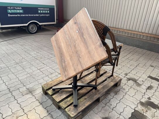 Udendørs cafébord med sort flip understel inkl. 2 fletstole