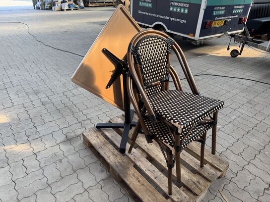 Udendørs cafébord med sort flip understel inkl. 2 fletstole