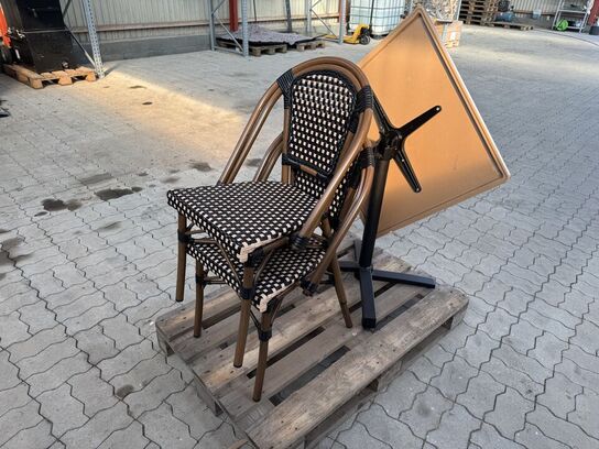 Udendørs cafébord med sort flip understel inkl. 2 fletstole
