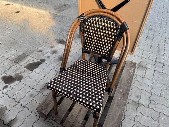 Udendørs cafébord med sort flip understel inkl. 2 fletstole