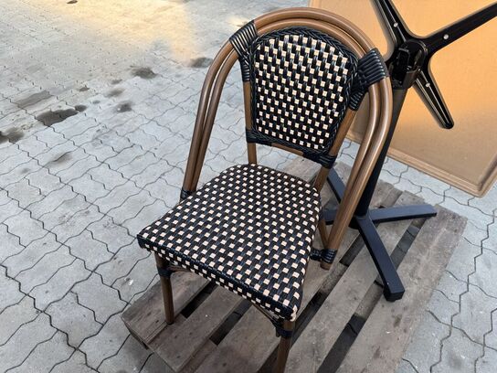 Udendørs cafébord med sort flip understel inkl. 2 fletstole