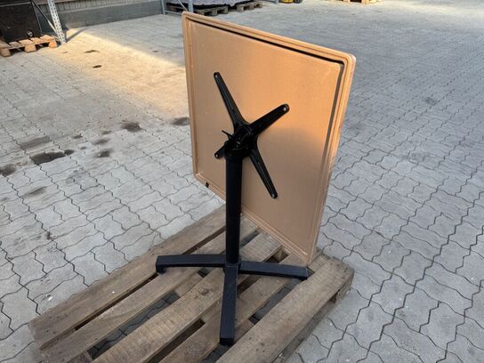 Udendørs cafébord med sort flip understel