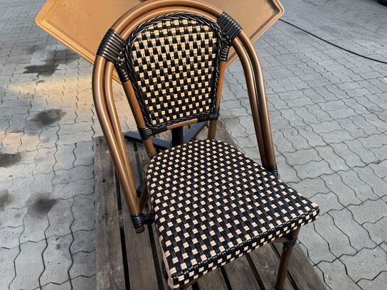 Udendørs cafébord med sort flip understel inkl. 2 fletstole