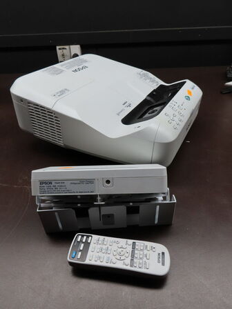 Projektor, EPSON EB-695WI m. fjernbetjening og Touch Unit
