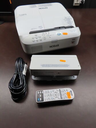 Projektor, EPSON EB-695WI m. fjernbetjening og Touch Unit