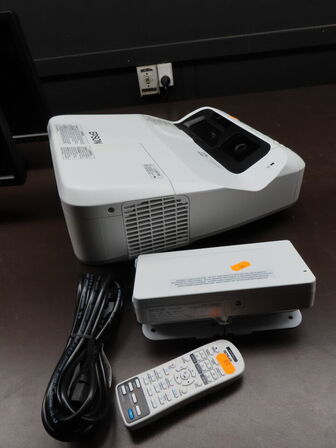 Projektor, EPSON EB-695WI m. fjernbetjening og Touch Unit