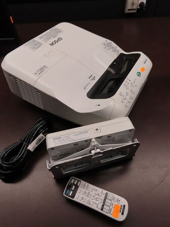 Projektor, EPSON EB-695WI m. fjernbetjening og Touch Unit