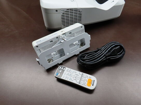 Projektor, EPSON EB-695WI m. fjernbetjening og Touch Unit