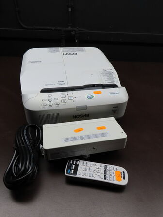 Projektor, EPSON EB-695WI m. fjernbetjening og Touch Unit