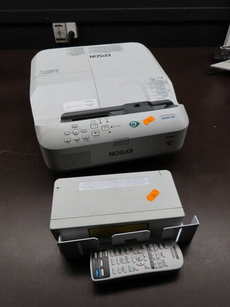 Projektor, EPSON EB-695WI m. fjernbetjening og Touch Unit