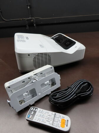 Projektor, EPSON EB-695WI m. fjernbetjening og Touch Unit