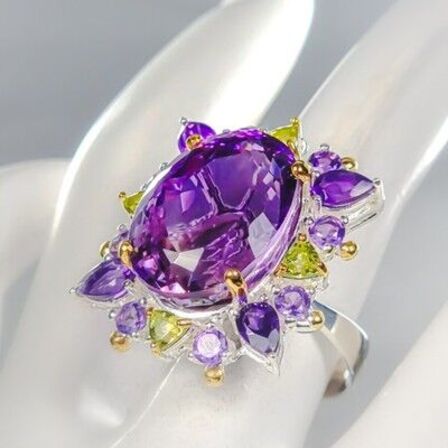 Ring af guld og hvidguldbelagt sterlingsølv prydet med stor ca. 30 ct. oval slebet intens lilla ametyst