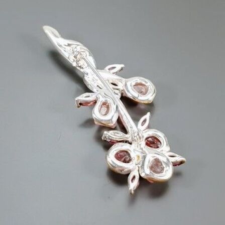 Unika broche, af guld og hvidguldbelagt sterlingsølv i form af gren prydet med talrige pink turmaliner