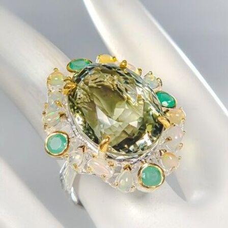 Ring af guld og hvidguldbelagt sterlingsølv prydet med stor ca. 36 ct. oval slebet grøn ametyst