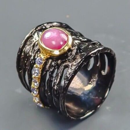 ksklusivt håndfremstillet unika rubin ring af sort guld belagt og rhodineret sterlingsølv