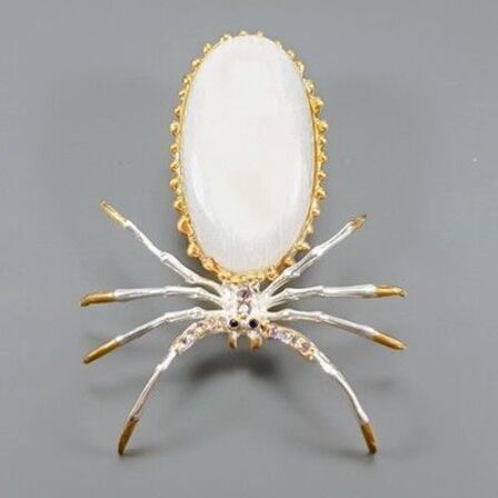 Unika broche, i form af en edderkop af guld og hvidguldbelagt sterlingsølv prydet med stor ca. 48 ct. oval cabochon