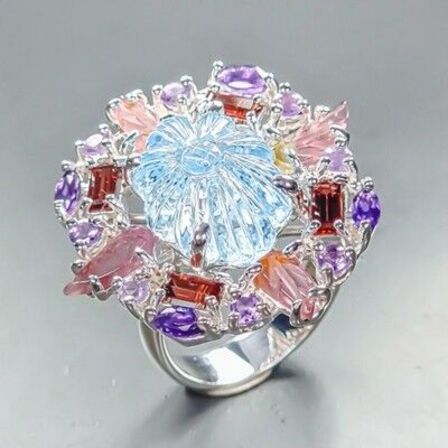 Ring af hvidguldbelagt sterlingsølv prydet med stor ca. 10 ct. topas slebet som en blomst,