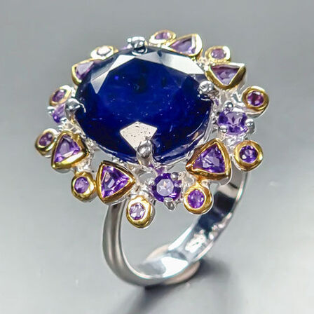 Ring af rhodineret sterlingsølv prydet med stor ca. 9 ct. oval slebet dyb blå safir